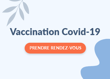 Deux personnes avec pansement après vaccination contre la covid-19